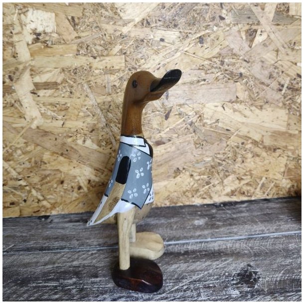 h�ndsk�ret tr� and med malet gr� vest