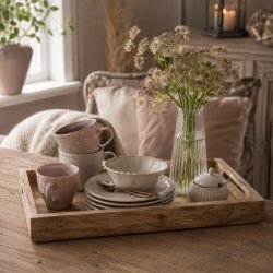 Tr�bakke i naturligt tr� arrangeret med lyser�de kopper, sk�le og en ribbet glasvase med blomster.