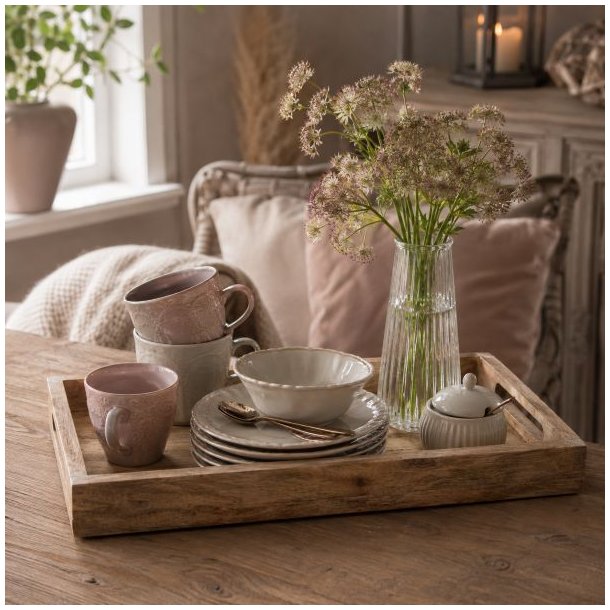 Tr�bakke i naturligt tr� arrangeret med lyser�de kopper, sk�le og en ribbet glasvase med blomster.