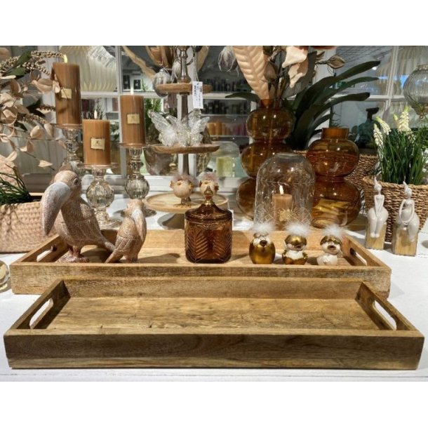To rustikke tr�bakker udstillet i butik med fine figurer, glasklokker og lysestager.