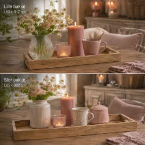 To tr�bakker med h�ndtag opstillet med henholdsvis blomster, lys og service i et lyst hjemmemilj�.