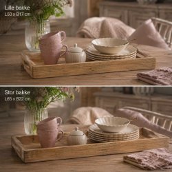 Tr�bakker i to st�rrelser pyntet med fine tallerkener, kopper og blomster til servering.