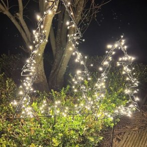 Sort metal juletr� med LED-lys til udend�rs brug