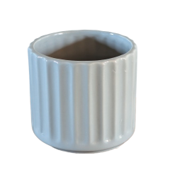 Fritlagt billede af den lille rillede urtepotte i lysegr� porcel�n med m�lene H11 x �12 cm.