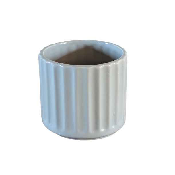 Fritlagt billede af den lille rillede urtepotte i lysegr� porcel�n med m�lene H11 x �12 cm.