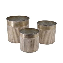 Fritlagt billede der viser de tre forskellige st�rrelser af den runde rillede urtepotte i zink.