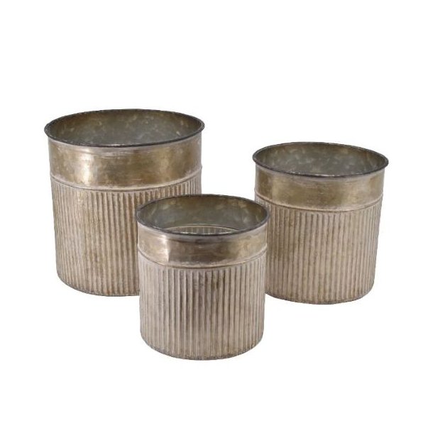 Fritlagt billede der viser de tre forskellige st�rrelser af den runde rillede urtepotte i zink.