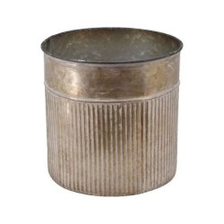 Fritlagt billede af en mellemstor rund urtepotte i zink med riller og meleret overflade.