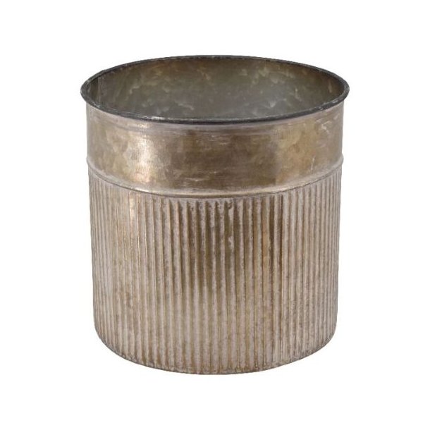 Fritlagt billede af en mellemstor rund urtepotte i zink med riller og meleret overflade.