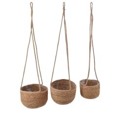 Fritlagt billede af s�t med tre urtepotteskjulere i flettet s�gr�s med snore til oph�ng.