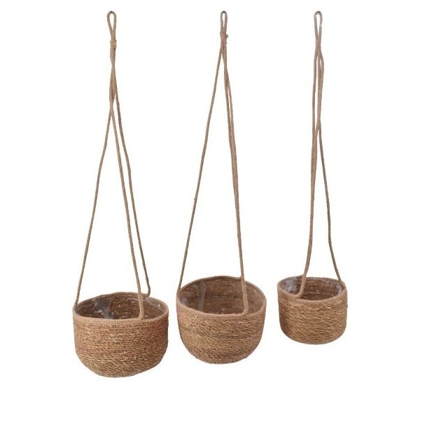 Fritlagt billede af s�t med tre urtepotteskjulere i flettet s�gr�s med snore til oph�ng.