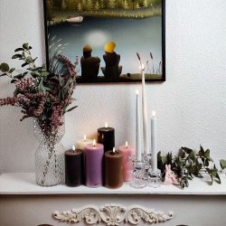 Vasen med diamantm�nster indg�r i en hyggelig opstilling p� en hvid kaminhylde sammen med farvede bloklys og stager.