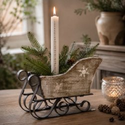 Vintage kane med snefnug i 10 cm pyntet som juledekoration med et t�ndt kalenderlys, grangrene og koglepynt p� et tr�bord.