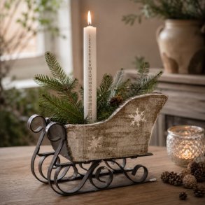 Vintage kane med snefnug i 10 cm pyntet som juledekoration med et t�ndt kalenderlys, grangrene og koglepynt p� et tr�bord.