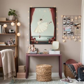 Et hyggeligt 1:1 milj�billede fra et teenagev�relse, hvor en indrammet Vissevasse plakat med en dansende ballerina i en lys kjole h�nger p� en st�vet rosa v�g over et rosa sminkebord. Plakaten er dekoreret med en fin lysk�de langs rammen. P� bordet findes sm� stofdukker, kosmetik og et spejl, og p� gulvet foran st�r en flettet skammel samt en kurv med t�pper. Til h�jre p� v�ggen h�nger et opslagsv�rk i metal med personlige billeder, hvilket skaber en personlig og varm atmosf�re under et bl�dt dagslys.