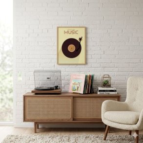 Et stemningsfuldt 1:1 milj�billede i lyse pastelfarver, hvor den indrammede Vissevasse plakat 'Listen to the Music' i st�rrelsen 30x40 cm h�nger p� en hvid murstensv�g. Plakaten er trykt p� svensk Arctic Silk papir og viser et grafisk motiv af en klassisk vinylplade p� en afspiller. Under plakaten st�r en flot retro sk�nk i tr� med fletl�ger, hvorp� der er placeret en gammeldags grammofonafspiller, en r�kke LP-plader i en holder, en lille sukkulent i en glaskasse og en stak b�ger. En hyggelig hvid l�nestol ses i forgrunden til h�jre.