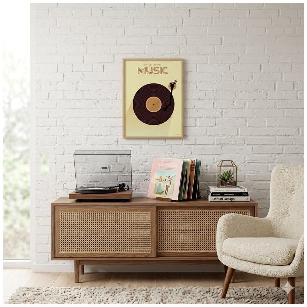 Et stemningsfuldt 1:1 milj�billede i lyse pastelfarver, hvor den indrammede Vissevasse plakat 'Listen to the Music' i st�rrelsen 30x40 cm h�nger p� en hvid murstensv�g. Plakaten er trykt p� svensk Arctic Silk papir og viser et grafisk motiv af en klassisk vinylplade p� en afspiller. Under plakaten st�r en flot retro sk�nk i tr� med fletl�ger, hvorp� der er placeret en gammeldags grammofonafspiller, en r�kke LP-plader i en holder, en lille sukkulent i en glaskasse og en stak b�ger. En hyggelig hvid l�nestol ses i forgrunden til h�jre.