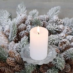 Chic Antique zink lysholder med spyd monteret med et t�ndt hvidt bloklys i en fyldig krans af frostkl�dte grangrene og kogler.