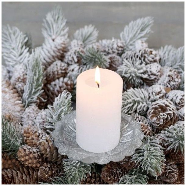 Chic Antique zink lysholder med spyd monteret med et t�ndt hvidt bloklys i en fyldig krans af frostkl�dte grangrene og kogler.
