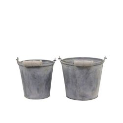 To dekorationsspande i zink i forskellig st�rrelse vist mod hvid baggrund. Spandene har metalk�der og hvide tr�greb.