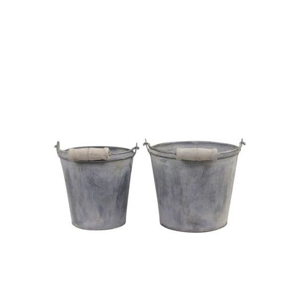 To dekorationsspande i zink i forskellig st�rrelse vist mod hvid baggrund. Spandene har metalk�der og hvide tr�greb.