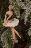 Ballerina med hnder foran