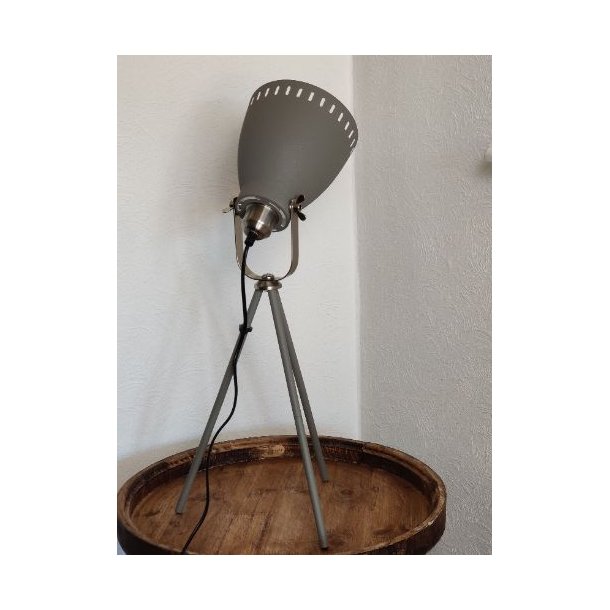 Trebenet Leitmotiv gr bordlampe med mat metal holder.