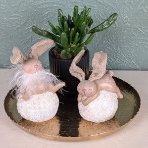 To dekorative p�skeharer fra La Vida brugt som en del af en hyggelig opstilling til p�skebordet sammen med for�rsblomster.