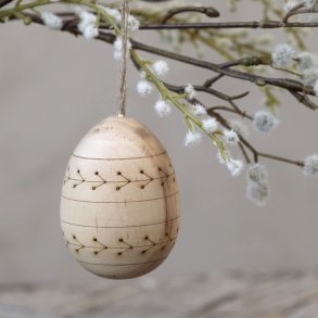 P�ske�g i lyst grantr� med br�ndt m�nster af blade og grene p� 7 cm h�ngende p� en for�rsgren.