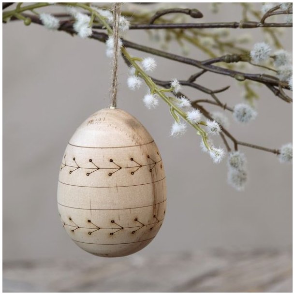 P�ske�g i lyst grantr� med br�ndt m�nster af blade og grene p� 7 cm h�ngende p� en for�rsgren.