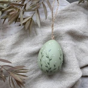 Gr�nt p�ske�g med bladdekoration vist i en for�rsopstilling p� en h�rserviet med grene i st�rrelsen H7 cm.