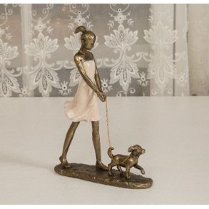 Pige i rosa kjole med sin hund