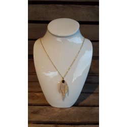 Guld halskde med 3 bladet vedhng med sort sten