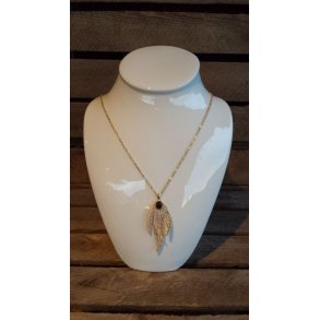 Guld halskde med 3 bladet vedhng med sort sten
