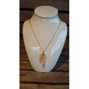 Guld halskde med 3 bladet vedhng med grn sten