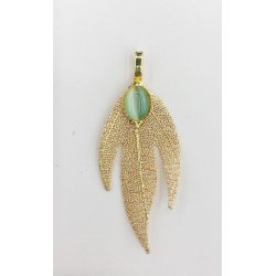 Guld halskde med 3 bladet vedhng med grn sten