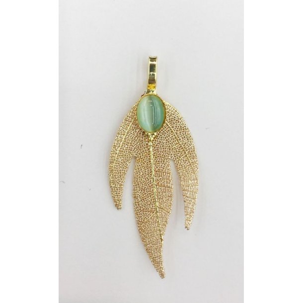 Guld halskde med 3 bladet vedhng med grn sten