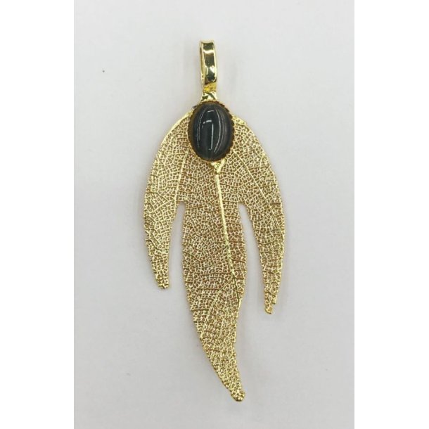 Guld halskde med 3 bladet vedhng med sort sten