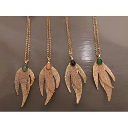 La Vida Guld halskde med 3 bladet vedhng med rosa sten