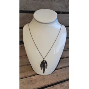 Sort halskde med 3 bladet vedhng med mrk rosa sten