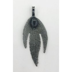 Lang sort halskde med 3 bladet vedhng med sort sten