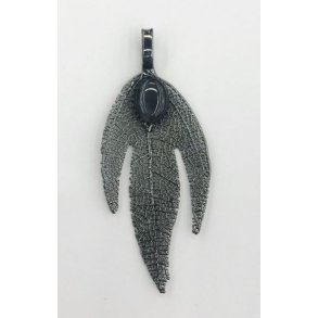 Lang sort halskde med 3 bladet vedhng med sort sten